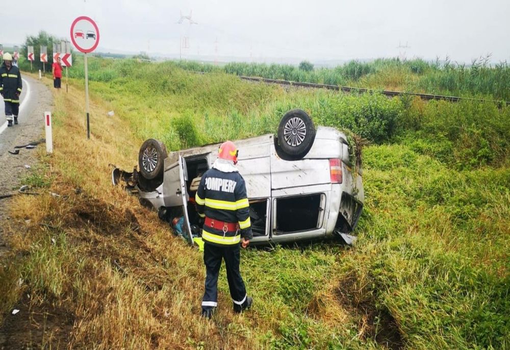 Accident violent cu două autoturisme în judeţul Mureş! Trei persoane au fost rănite (FOTO)