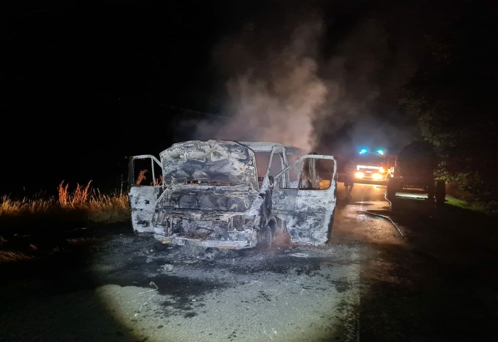 Autoutilitară distrusă de un incendiu în Râciu (FOTO)