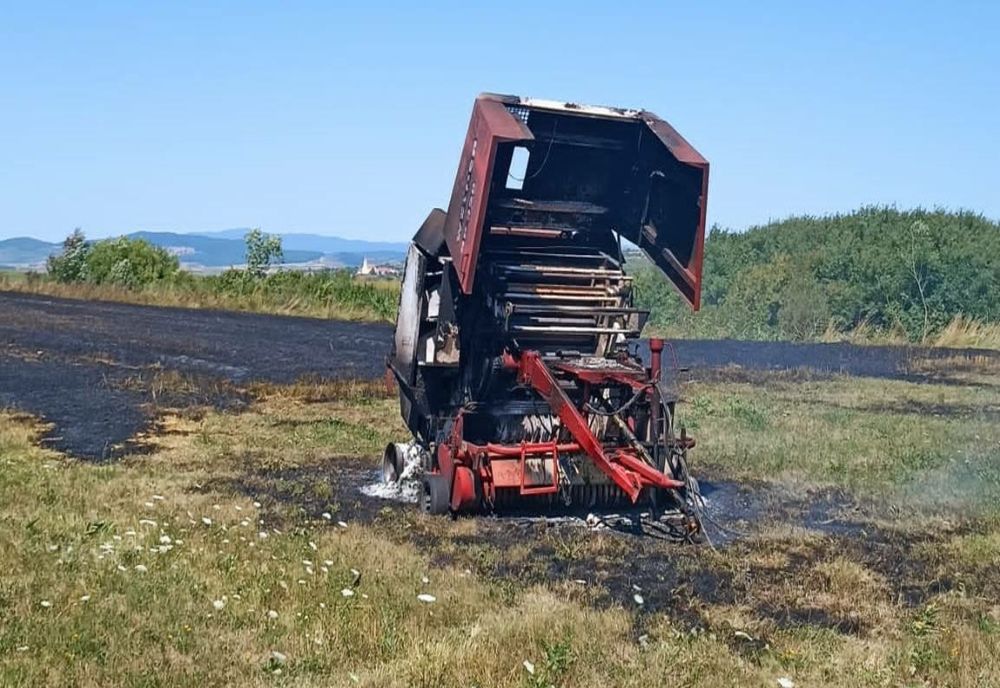 Incendiu utilaj agricol și vegetație uscată în localitatea Sântu (FOTO)