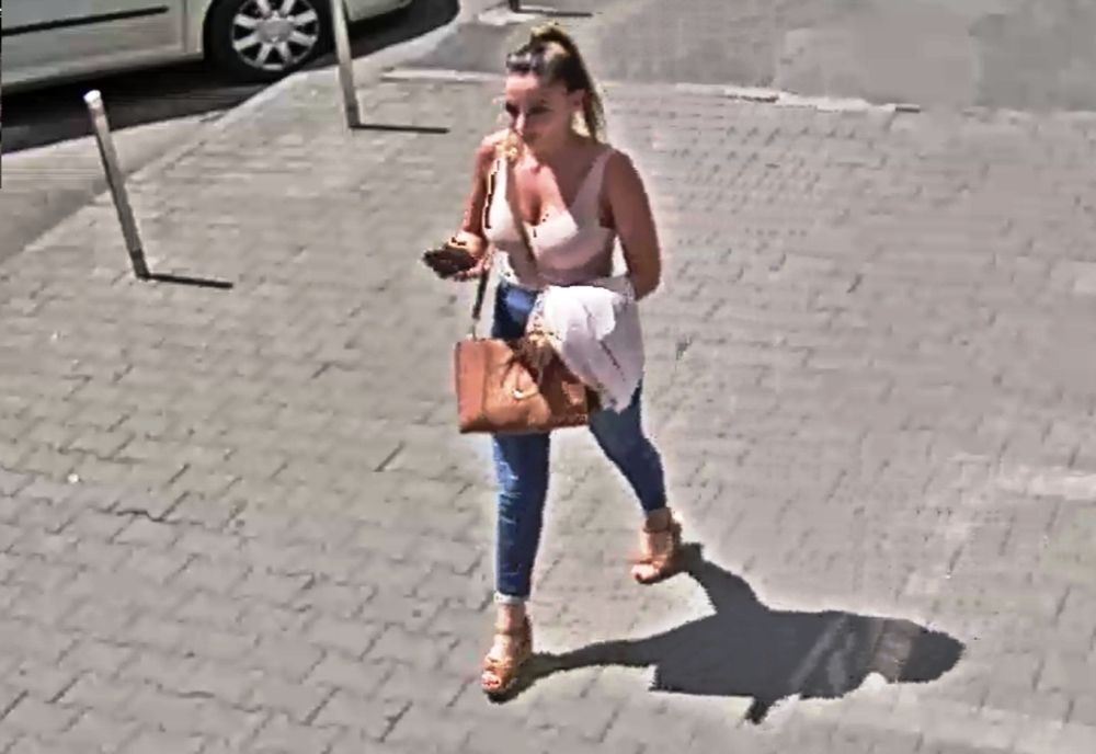 Mureș: Tânără căutată de Poliție! A găsit o sumă mare de bani într-un bancomat și i-a luat fără remușcări