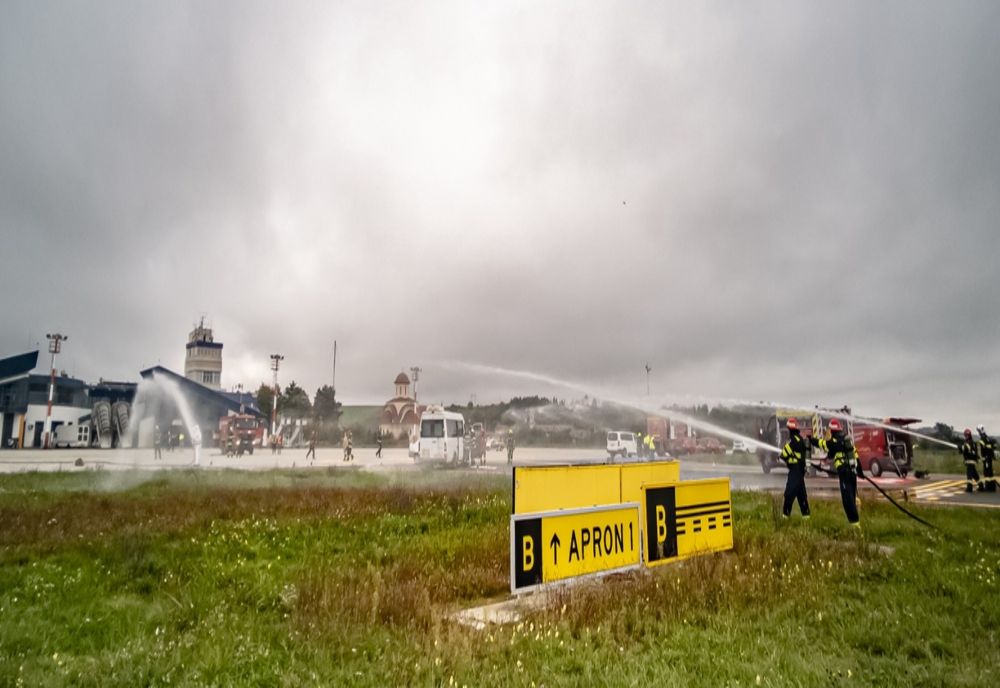 Exercițiu tactic al pompierilor mureșeni pe Aeroportul Internațional “Transilvania” Târgu Mureș