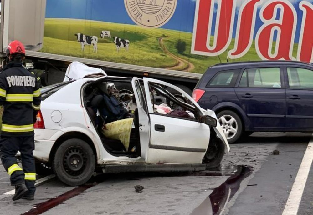 Grav accident în Mureş! Două persoane au murit în urma unui impact violent între două maşini şi un autotren (FOTO)