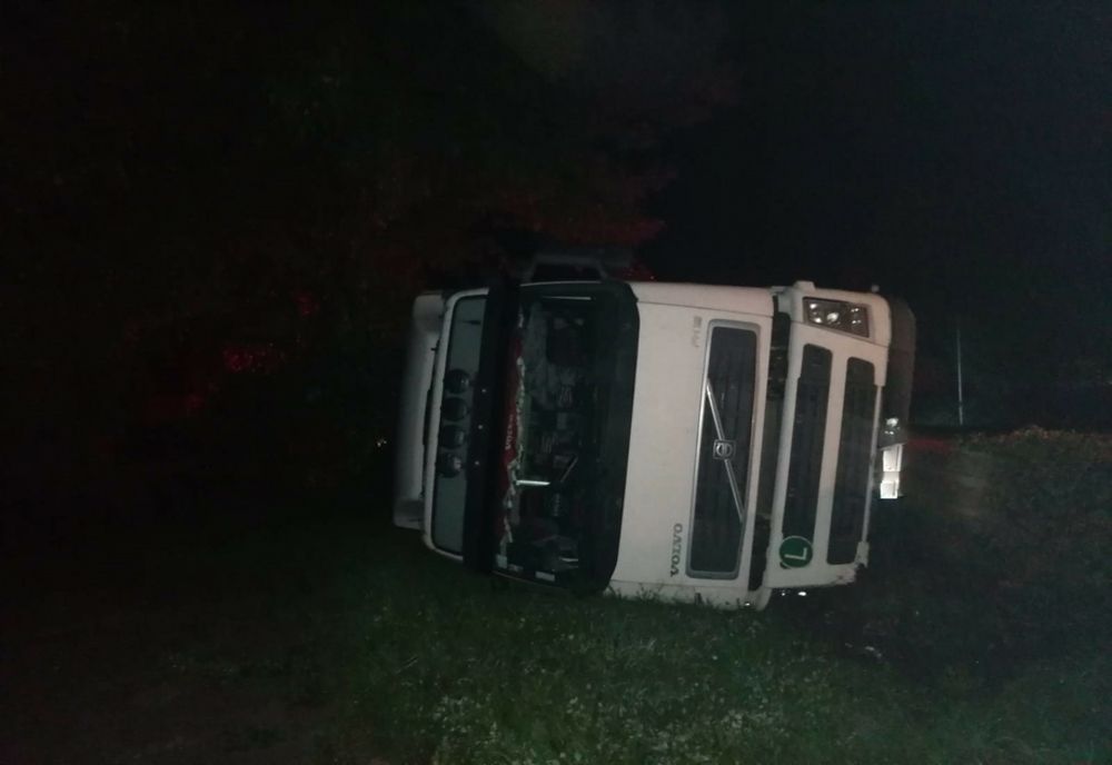 Accident în Gornesti! Un bărbat s-a răsturnat cu autotrenul (FOTO)
