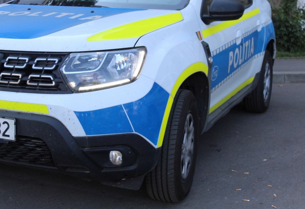 Accident în Cheţani între o maşină şi o autospecială de poliție! Un poliţist a fost rănit