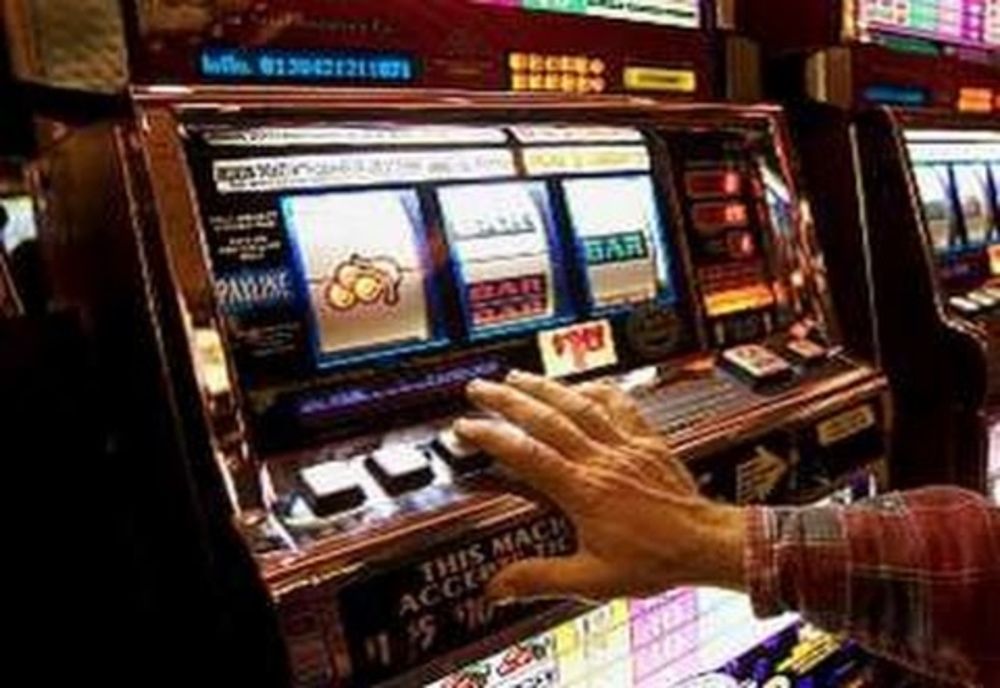 Un bărbat din Mureș i-a furat colegului de pahar câștigul de la păcănele