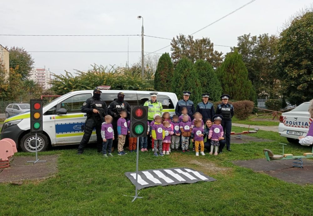 Peste 200 de copii de la Grădinița PP 12 Târgu Mureș au avut azi o întâlnire specială cu polițiștii (FOTO)