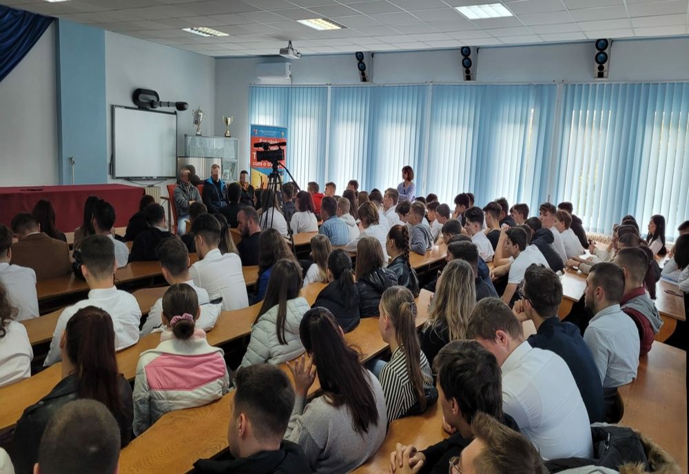 140 de elevi mureșeni, față în față cu deținuții, la lansarea ediției a X-a a Proiectului „DESCHIDE-ŢI MINTEA, NU FI ÎNCHIS!”