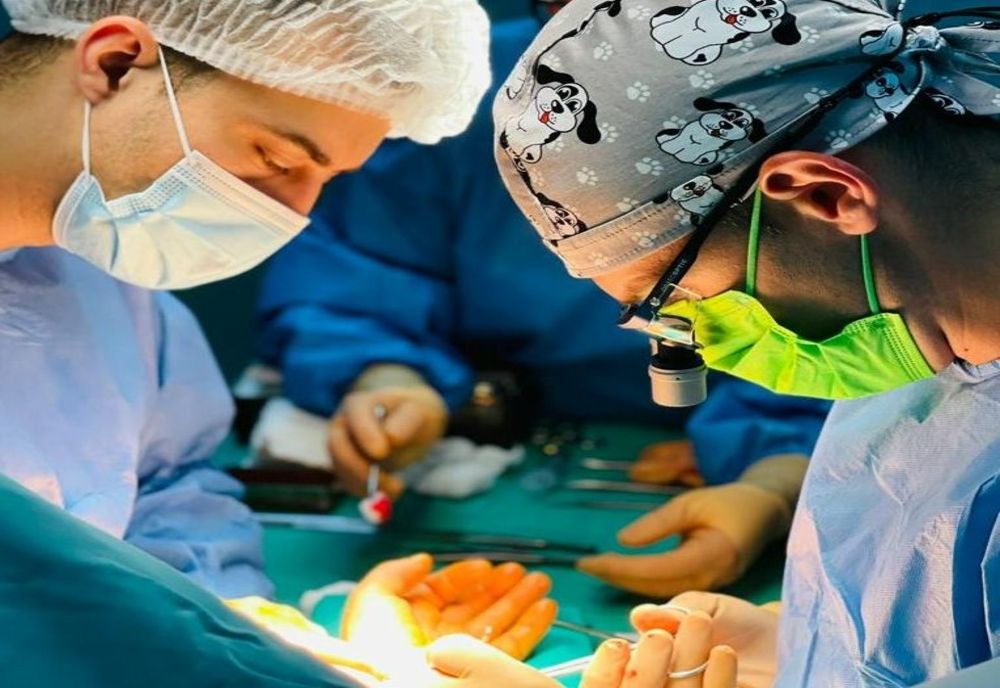 Operație de 10 ore la Spitalul Județean din Târgu Mureș pentru a-i replanta mâna dreaptă unui bărbat din Sibiu