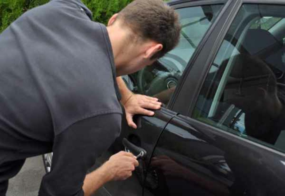 Un bărbat din Reghin a rămas fără mașină! I-a fost furată de doi tineri