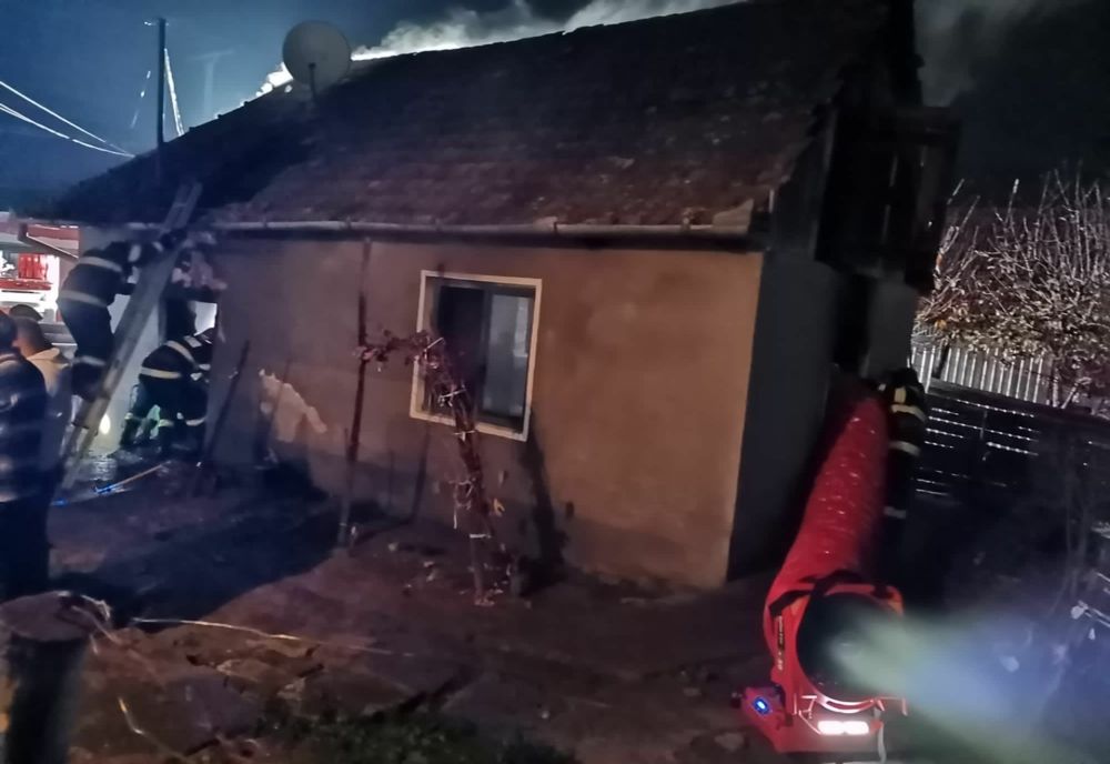 Casă cuprinsă de flăcări în localitatea Adămuș (FOTO)