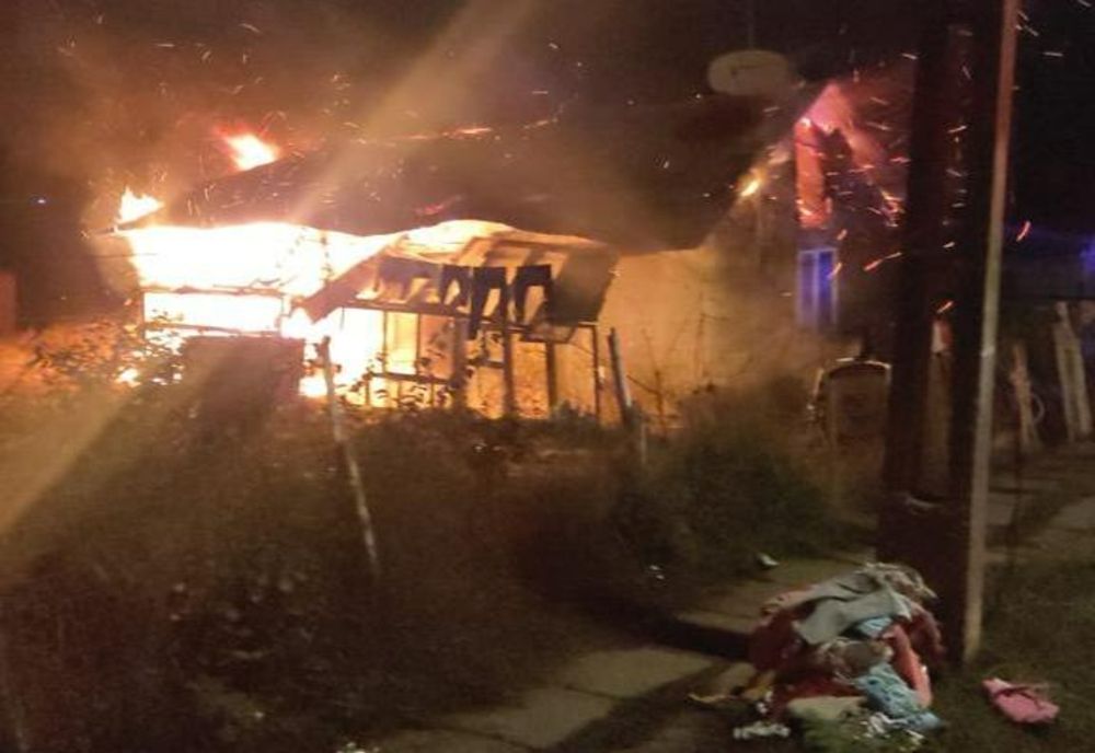 Casă distrusă de un incendiu în localitatea Gheja (FOTO)