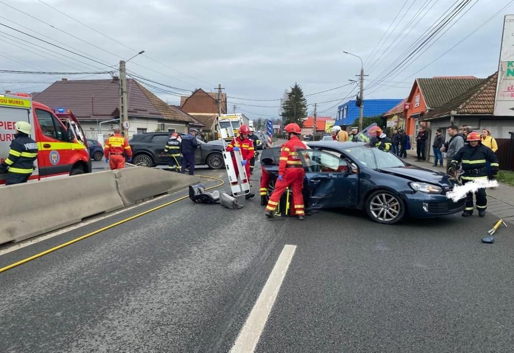 Grav accident în Sângeorgiu de Mureș! Doi adulţi şi un minor au fost răniţi (FOTO)
