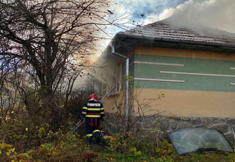 Acoperișul unei case din Sovata, afectat de un incendiu! O bătrânică a suferit arsuri
