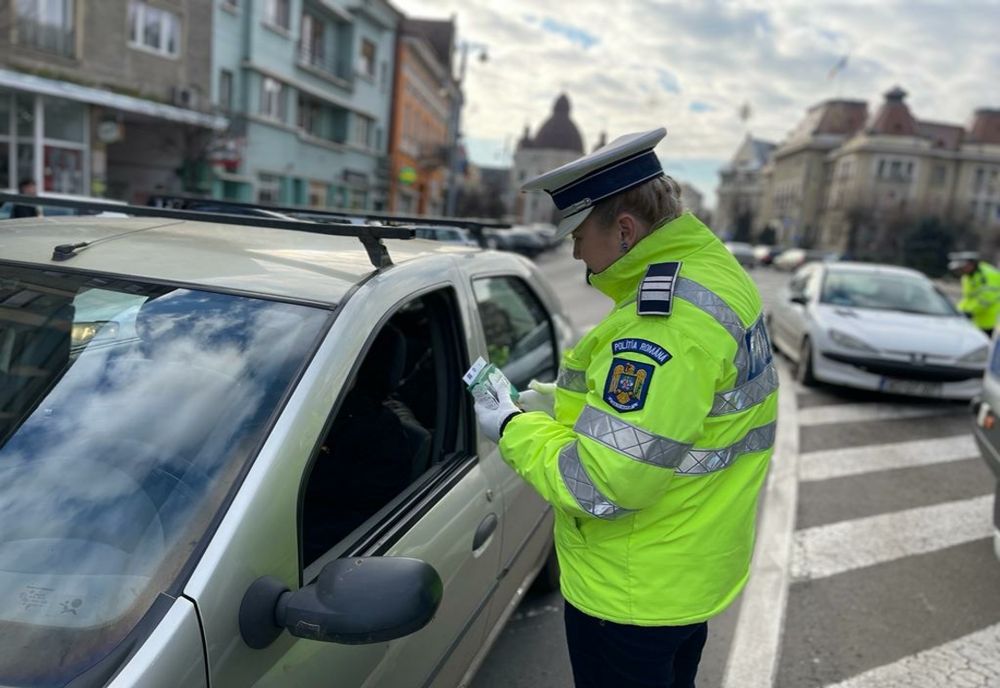 Zeci de căști bluetooth, distribuite de polițiștii mureșeni șoferilor