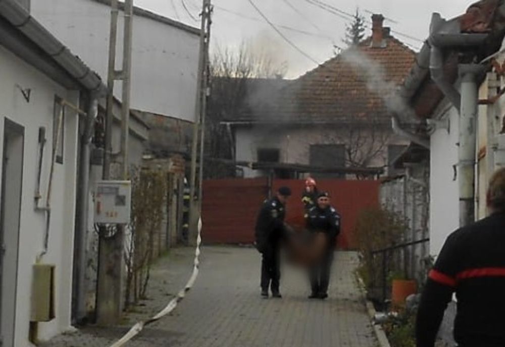 Bărbat din Luduș, cu probleme de sănătate, salvat de doi jandarmi dintr-o casă în care izbucnise un incendiu