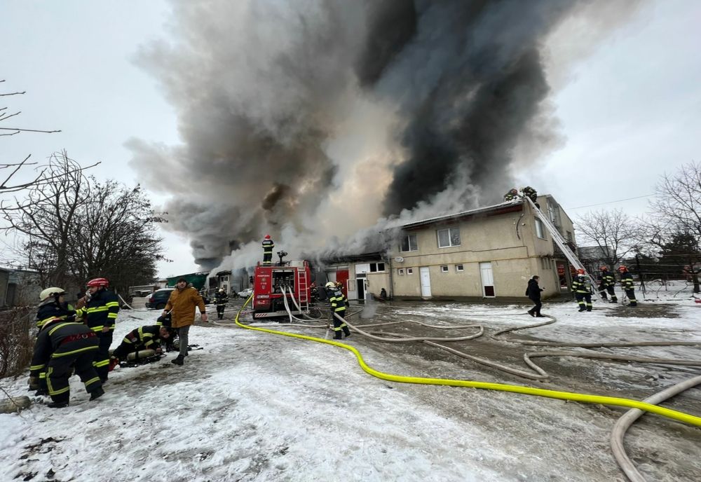 Incendiu violent la un ansamblu de depozite din Târgu Mureș
