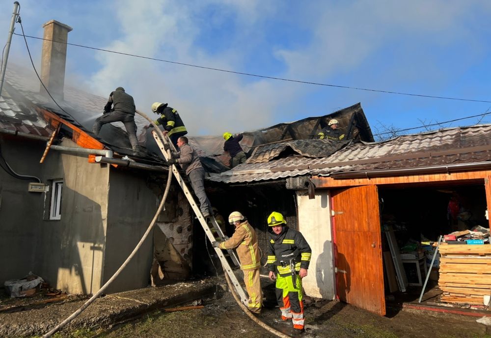 Acoperișul unei case din Sovata, afectat de incendiu