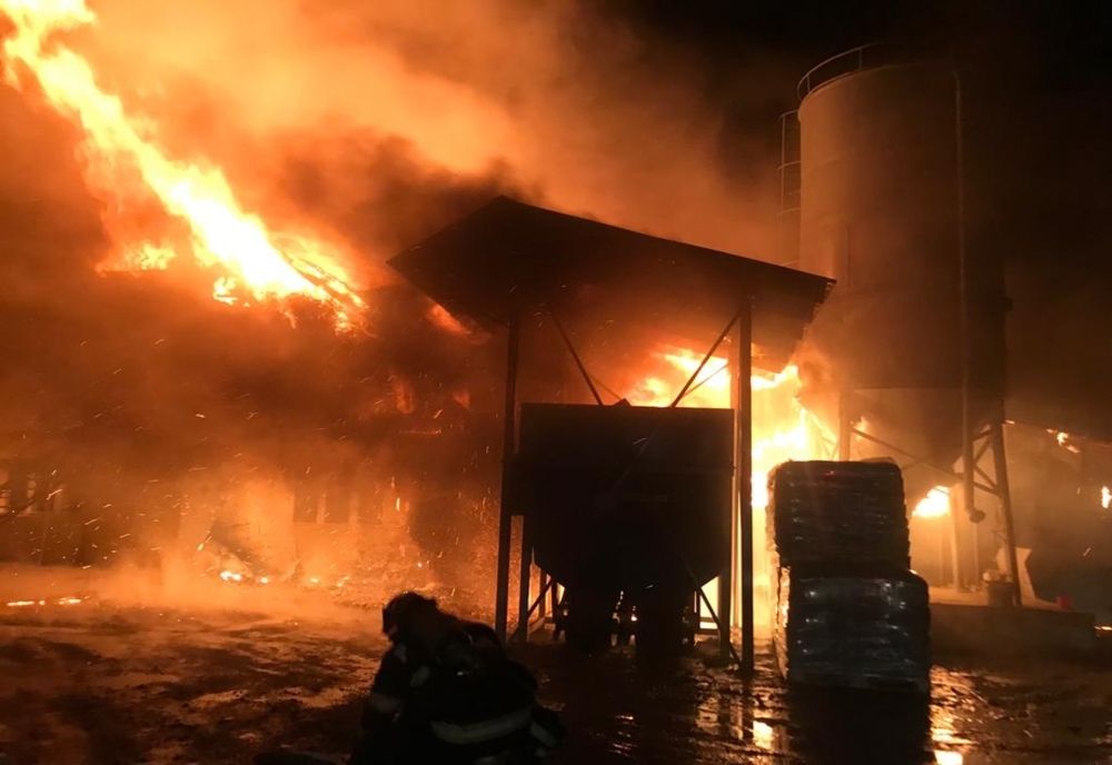 Incendiu violent la o fabrică din Reghin! Au intervenit zeci de pompieri (FOTO)