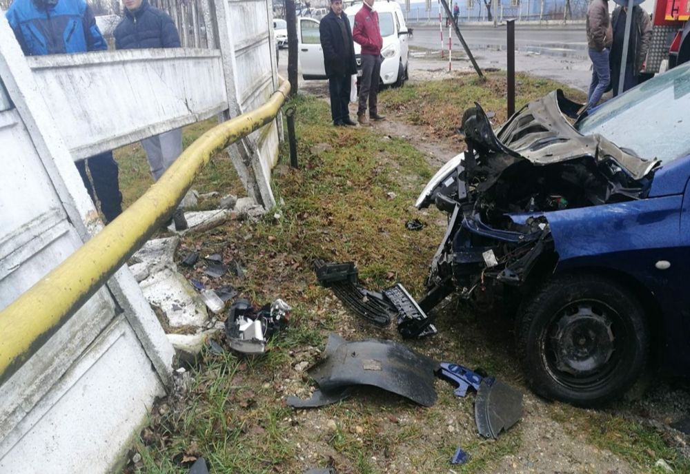 Accident în Coroi! Un şofer a pierdut controlul maşinii, a ieşit de pe şosea şi a lovit o ţeavă de gaz