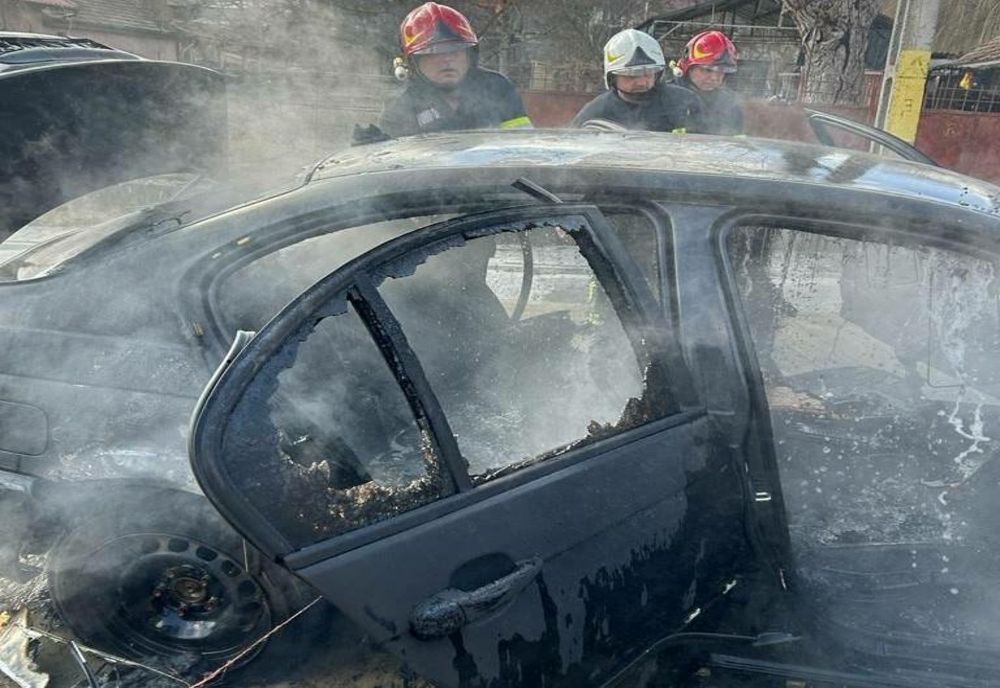 Maşină distrusă într-un incendiu  în municipiul Târnăveni (FOTO)