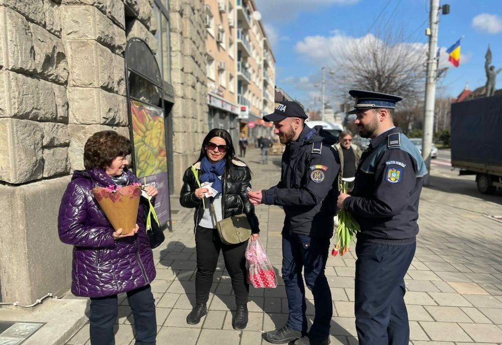 Polițiștii mureșeni au ”sancționat” doamnele și domnișoarele cu flori și mărțișoare (FOTO)