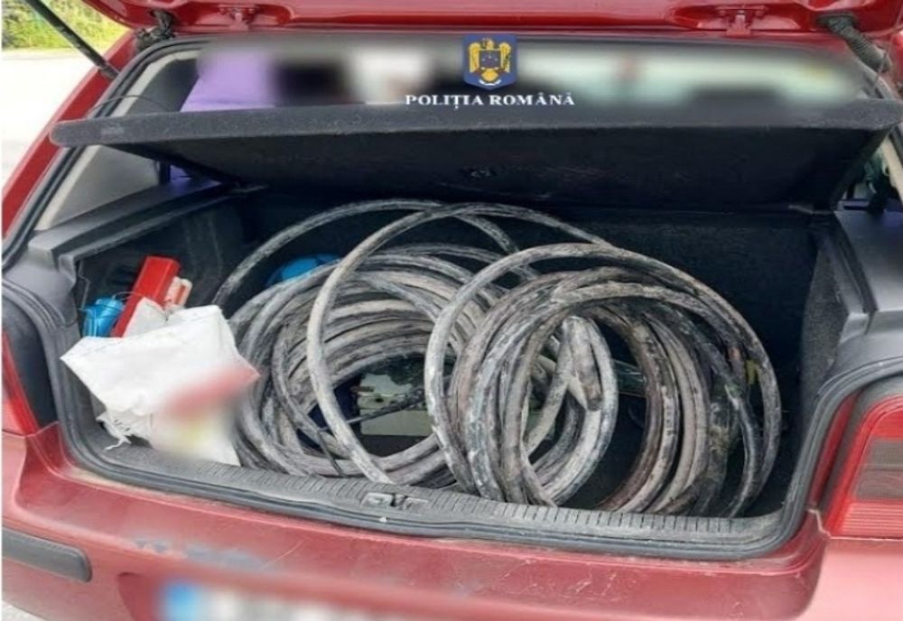 Un bărbat s-a urcat pe stâlpii din localitatea Fițcău şi a furat 100 de metri de cablu de cupru