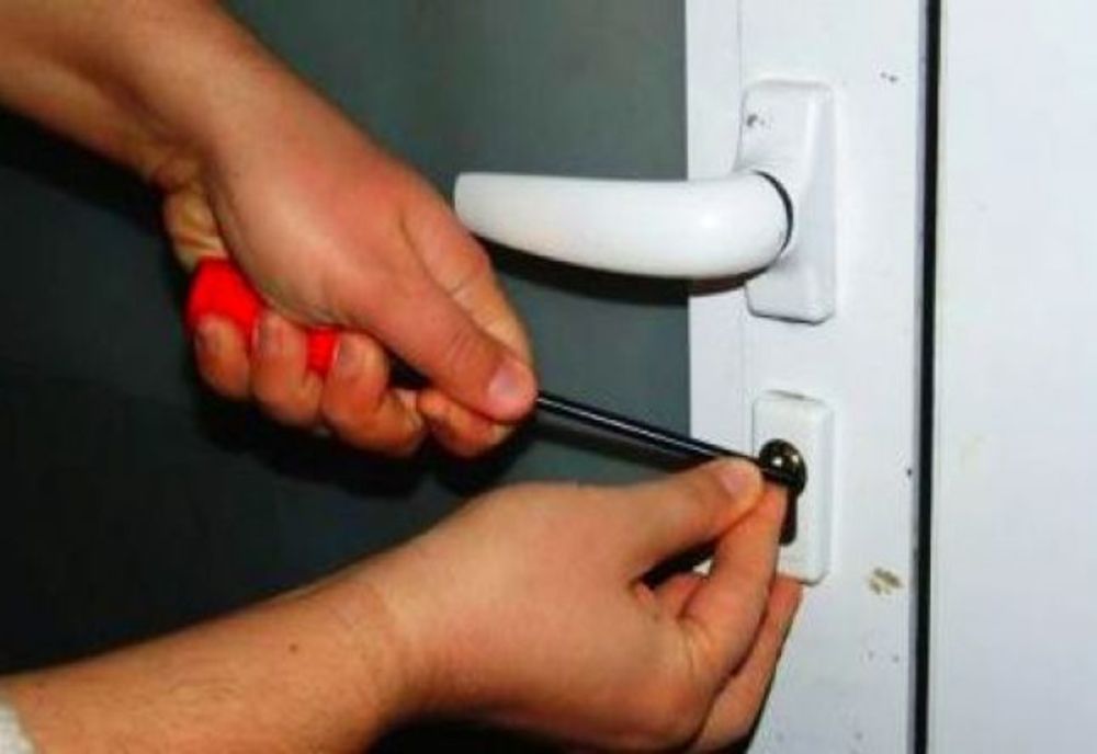 Femeie din Târgu Mureş arestată după ce a furat bani şi bijuterii! A dat spargerea alături de un minor