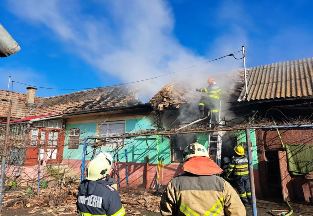 Incendiu în localitatea Țigmandru! Vecinii au încercat să o salveze pe proprietară, însă nu au reuşit (FOTO)