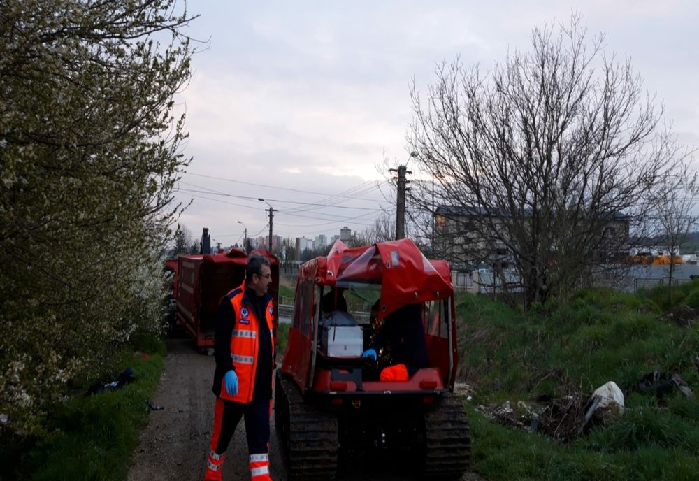 Intervenţie complicată în Târgu Mureş la o gravidă! Pompierii au ajuns la locuinţa ei cu o autoșenilată (FOTO)