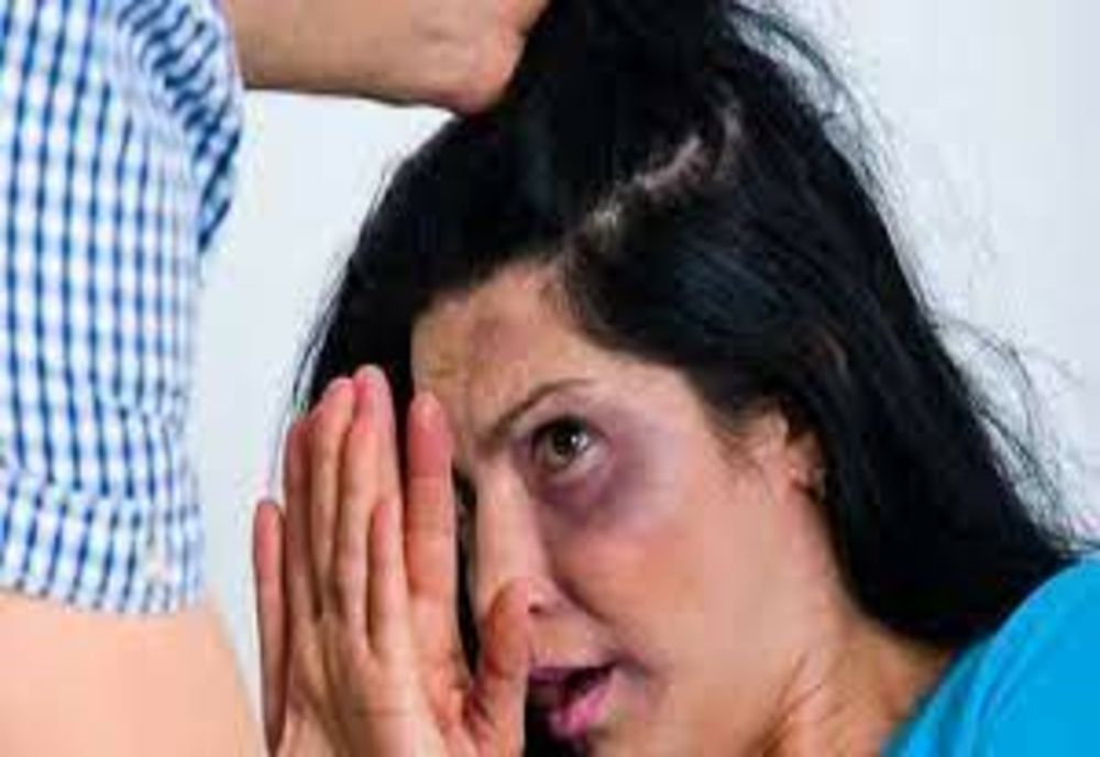 Bărbat din Reghin arestat preventiv pentru că și-a bătut soția