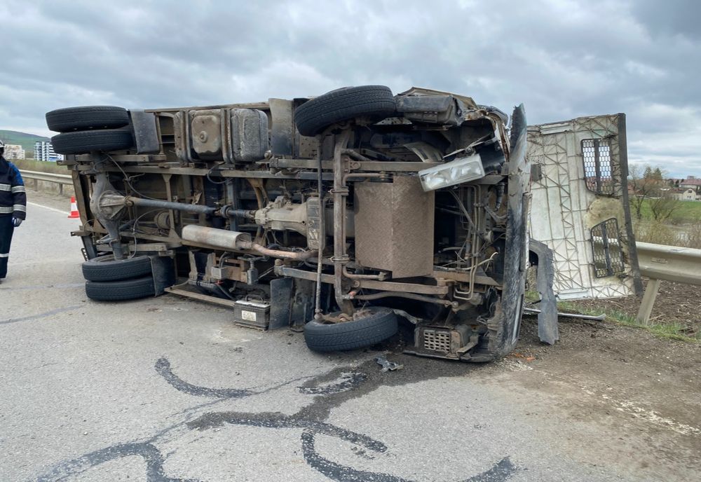 Accident pe DN 15,  între Luduș și Chețani! Autocarosată ce transporta două butelii de oxigen, răsturnată