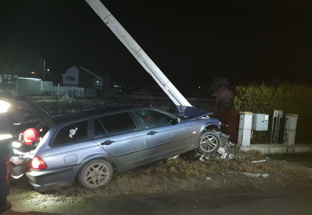 Un tânăr din Mureș a ajuns la spital după ce a intrat cu mașina într-un stâlp