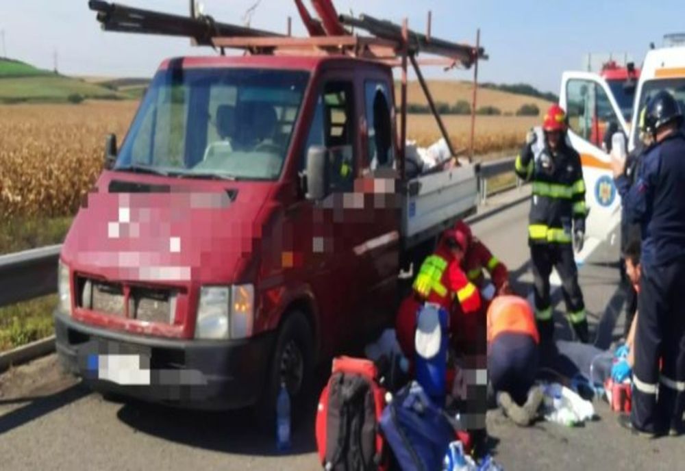 Bărbat spulberat de un autoturism în timp ce-și repara mașina pe banda de urgență a Autostrăzii A3