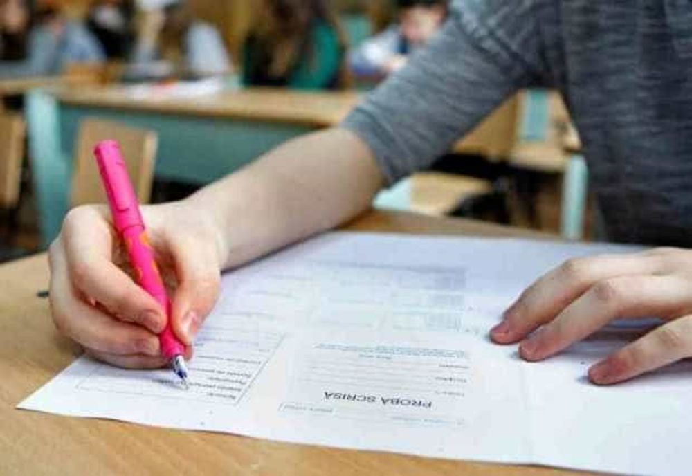CINCI ELEVI, ELIMINAȚI PENTRU FRAUDĂ LA SIMULAREA EVALUĂRII NAȚIONALE. PREZENȚĂ DE 93% LA PROBA DE LIMBA ROMÂNĂ