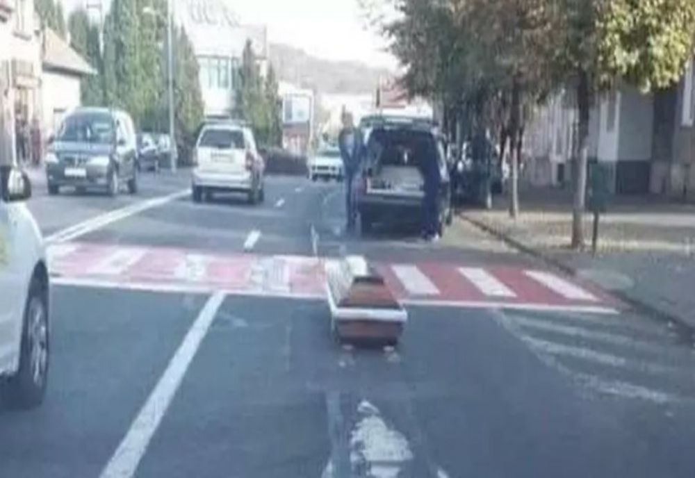 INCIDENT BIZAR ÎN ARAD: UN SICRIU A CĂZUT DINTR-O MAȘINĂ MORTUARĂ, CHIAR PE O TRECERE DE PIETONI