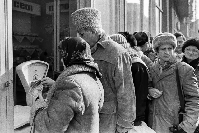 România anilor ’80, în criză profundă. Viaţa sub spectrul lui „Hai, repede, că s-a băgat…” - documente ale Securității