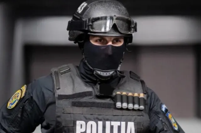 Incident violent în timpul unei intervenții! Un agent de poliție a ajuns la spital după atacul unui câine