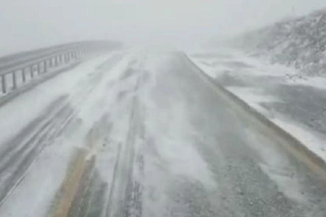 Alertă ANM de cod portocaliu și galben: rafale de până la 130 km/h și ninsori în plină primăvară. Zonele afectate de vremea extremă - HARTA