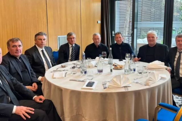 Primele imagini de la parastasul lui Mircea Lucescu. Ioan Andone, alături de Hagi, Lupescu și Rednic. Valentin Ceaușescu, apariție-surpriză