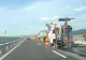 Se montezaă grinzile pasajului peste Autostradă, la Iernut. RESTRICȚII DE CIRCULAȚIE!
