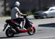 Conducea un moped neînmatriculat, fără permis, în Reghin