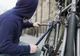 Bărbat reţinut pentru 24 de ore după ce a furat o bicicletă