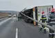 Accident în Cheţani! Un autocamion încărcat cu piatră s-a răsturnat