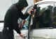 Patru bărbaţi au furat 27.000 de euro dintr-o maşină parcată în curtea unei case din localitatea Vătava