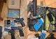 POLIȚIȘTII AU GĂSIT 300 DE ARME, 10 ARBALETE ȘI ZECI DE MII DE PROIECTILE ÎN TIMPUL PERCHEZIȚIILOR DE VINERI