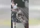 Momentul în care un copil de 7 ani cade la metrou, chiar înainte de sosirea trenului