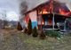 Casă distrusă de un incendiu violent! Au intervenit pompierii din două judeţe (FOTO)