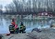Două persoane au căzut în râul Olt / Una dintre ele, scoasă inconştientă de către echipajele de intervenţie